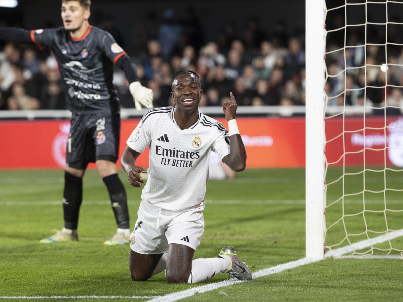 El delantero brasileño del Real Madrid Vinicius Jr. (d) tras fallar una oportunidad de gol ante el portero de la Deportiva Minera Fran Martínez (i) durante el partido correspondiente a los dieciseisavos de final de la Copa del Rey, que están disputando este lunes en el estadio Cartagonova en Cartagena