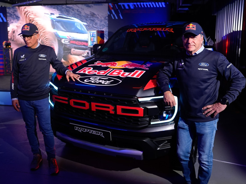 Carlos Sainz y Lucas Cruz asisten durante la presentación del nuevo proyecto del equipo Ford para el Dakar 2025 en la sede de Red Bull el 19 de diciembre de 2024, en Madrid, España