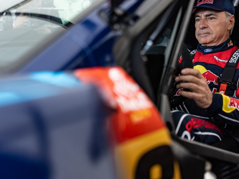 El piloto español de Rallies Carlos Sainz, a los mandos del Ford Raptor para el Dakar 2025