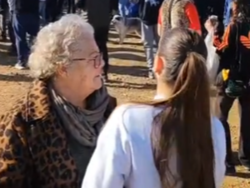 La abuela, con la joven