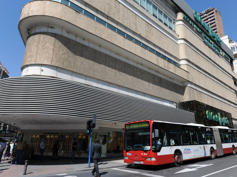 Autobús pasando por El Corte Inglés, en la Avenida de Federico Soto, Alicante, Provincia de Alicante, Comunidad Valenciana