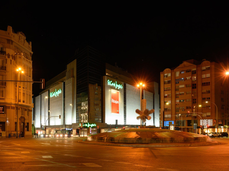 Alicante, España, fuente iluminada frente a la tienda minorista El Corte Inglés en el distrito centro de la ciudad