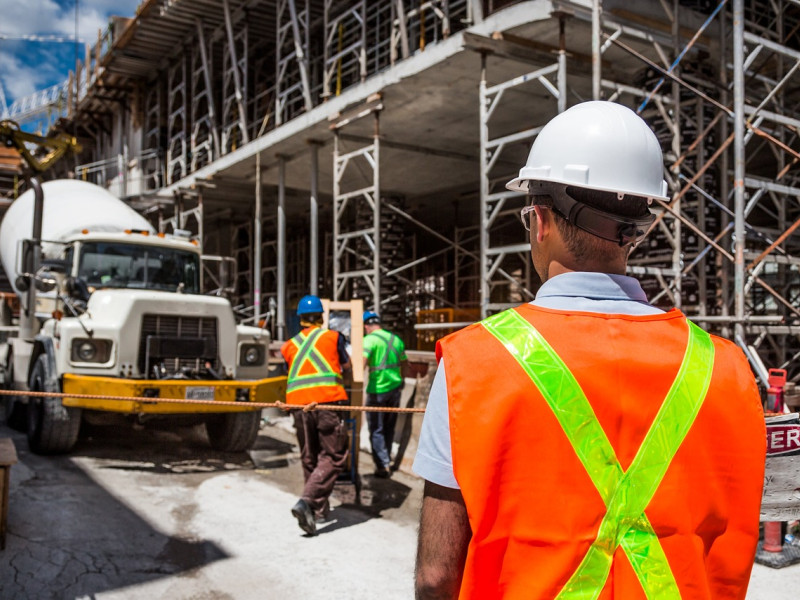 Un operario ante un edificio en construcción