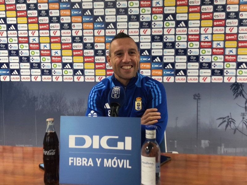 Santi Cazorla esta mañana en la sala de prensa de El Requexón