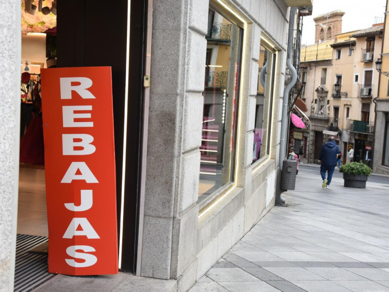 Cartel de "Rebajas" en la puerta de una tienda