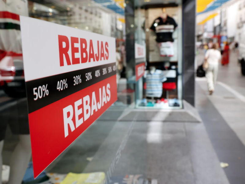 Un escaparate de una tienda al comienzo de las rebajas