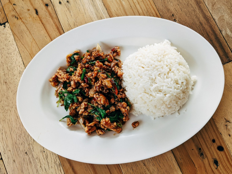 Plato de arroz y una ración de verduras.