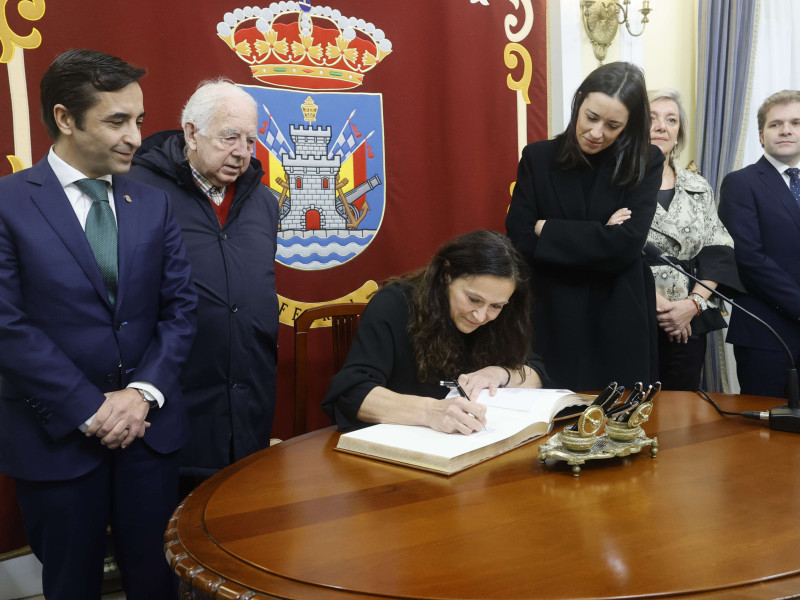 Carme Fernández, de Cruz Roja Ferrol, durante su firma en el Libro de Oro de Ferrol