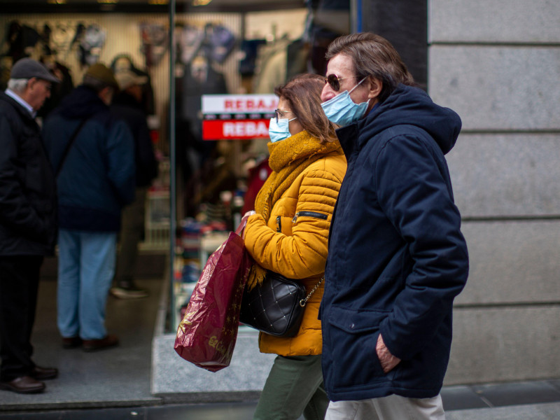 Una pareja pasea con mascarillas en el centro de Madrid