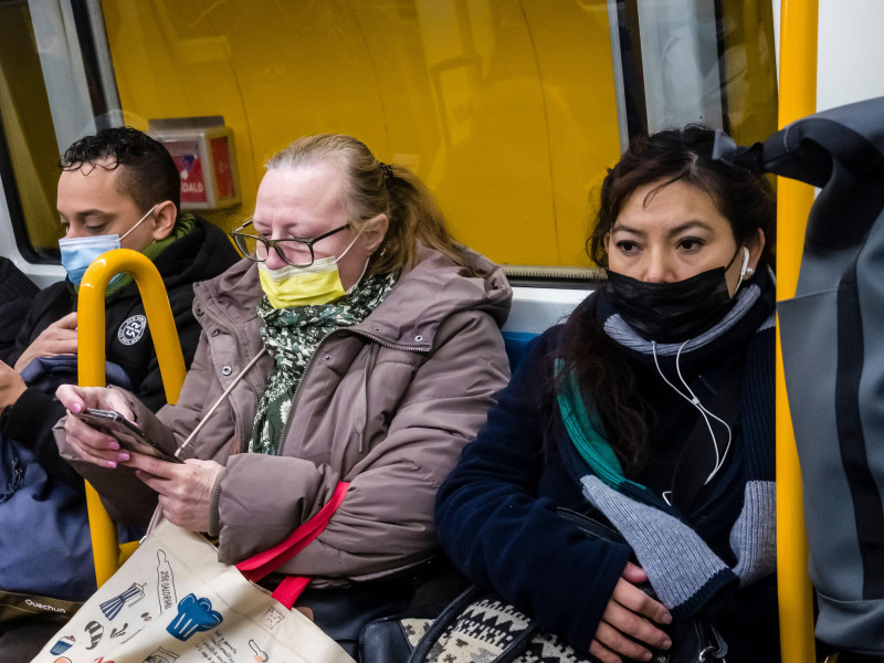 Personas en el metro y autobús de Madrid con mascarillas contra el Covid