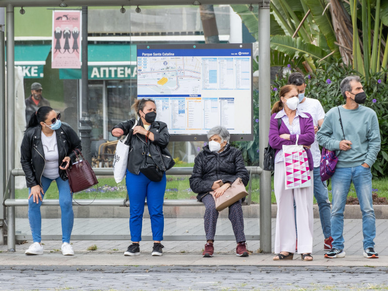 Las Palmas, Gran Canaria, Islas Canarias, España Personas con mascarillas en una parada de autobús