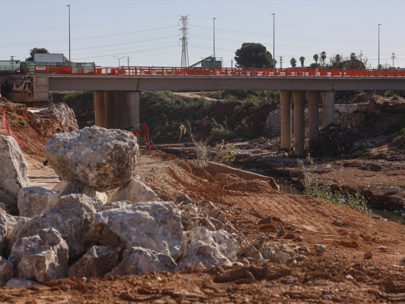 Las obras de recuperación del puente de la CV-403 afectado por las inundaciones, en los términos municipales de Torrent y Picanya, a 7 de enero de 2025, en Torrent y Picanya, Valencia