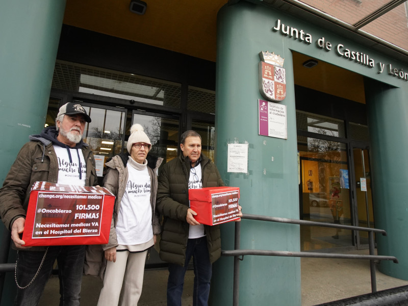 Oncobierzo entrega más de 100.000 firmas a la Junta para que haya mejoras en la sanidad del Bierzo (León)