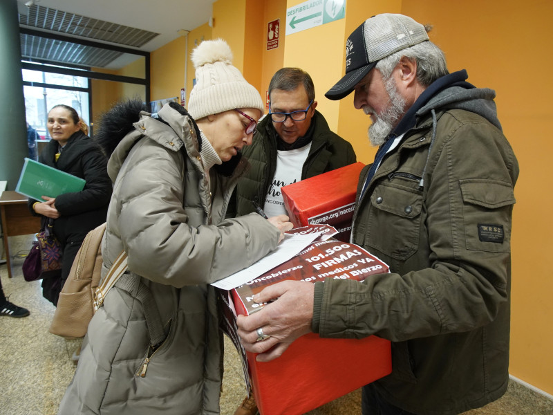 Oncobierzo entrega más de 100.000 firmas a la Junta para que haya mejoras en la sanidad del Bierzo (León)