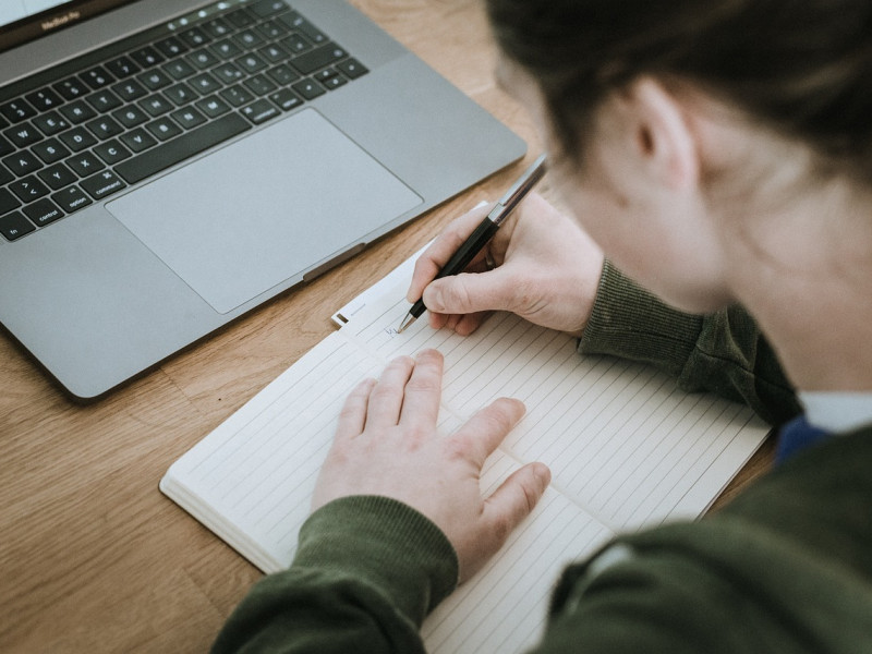 Estudiante haciendo tareas