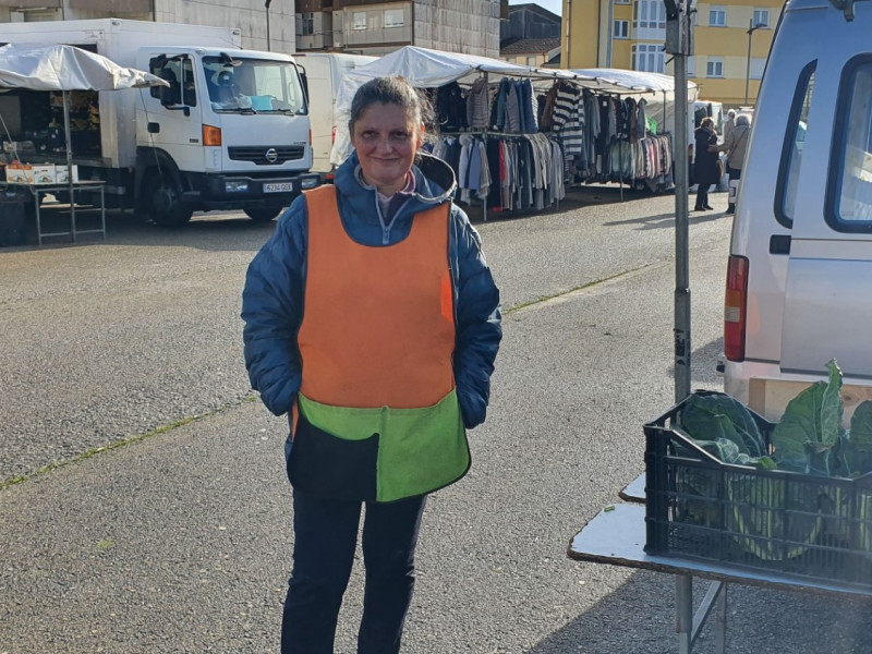 Responsable de un puesto de fruta y verdura en el Mercado Semanal de Ribadeo