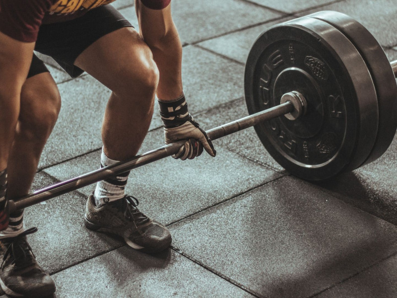 Persona levantando peso en el gimnasio