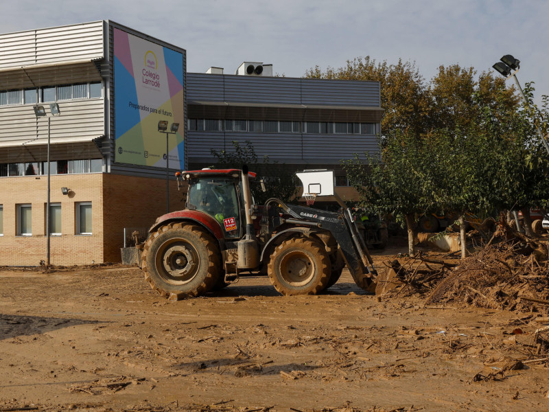 Una excavadora retira el lodo del colegio Larrodé en Catarroja