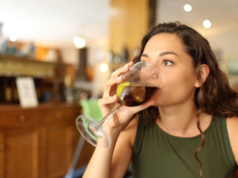 Una mujer se bebe un refresco en un restaurante