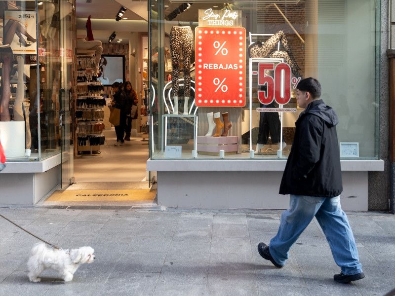 Carteles en un escaparate anuncian la temporada de rebajas, a 7 de enero de 2025, en Madrid