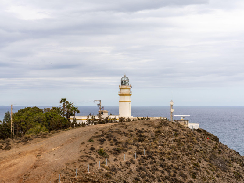 Una vista del faro de Cabo Sacratif en la costa de Andalucía cerca de Motril