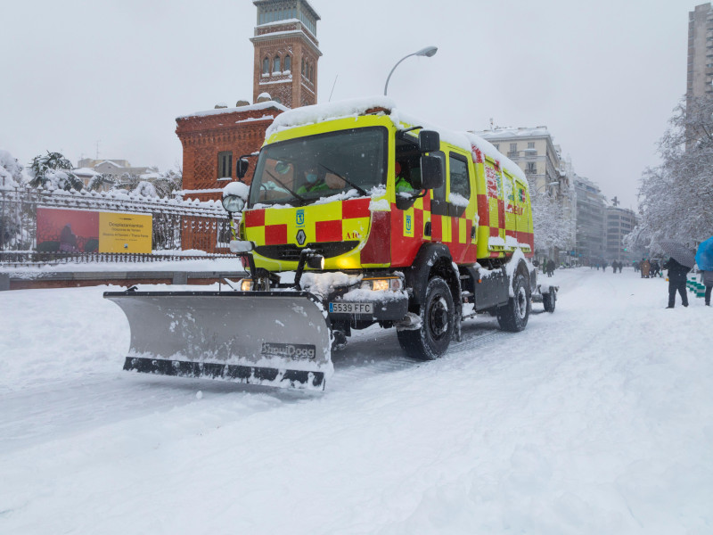 Vehículo todoterreno de servicio público quitanieves en situación de emergencia, en un día de nieve, debido al frente frío polar Filomena