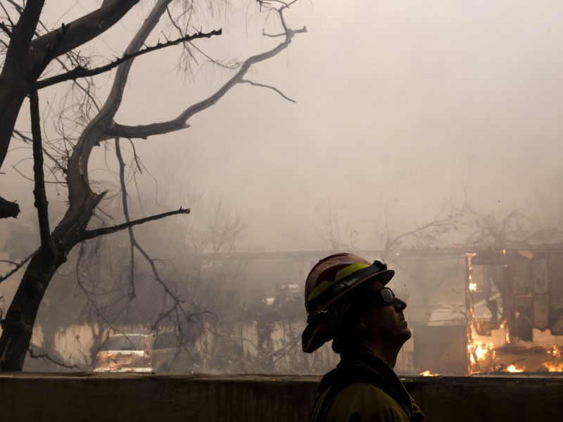 Un bombero del condado de Los Ángeles observa un incendio forestan este miércoles en Altadena, California