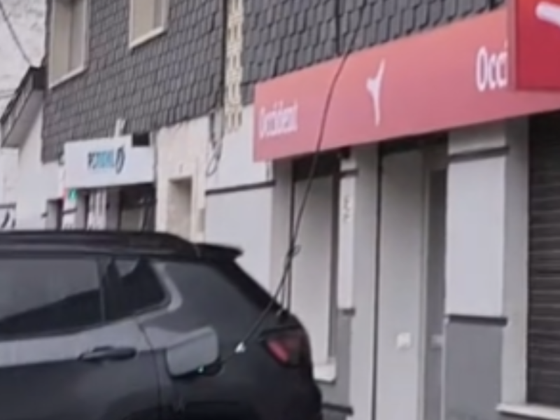 El coche eléctrico cargándose en la calle de Aceituna