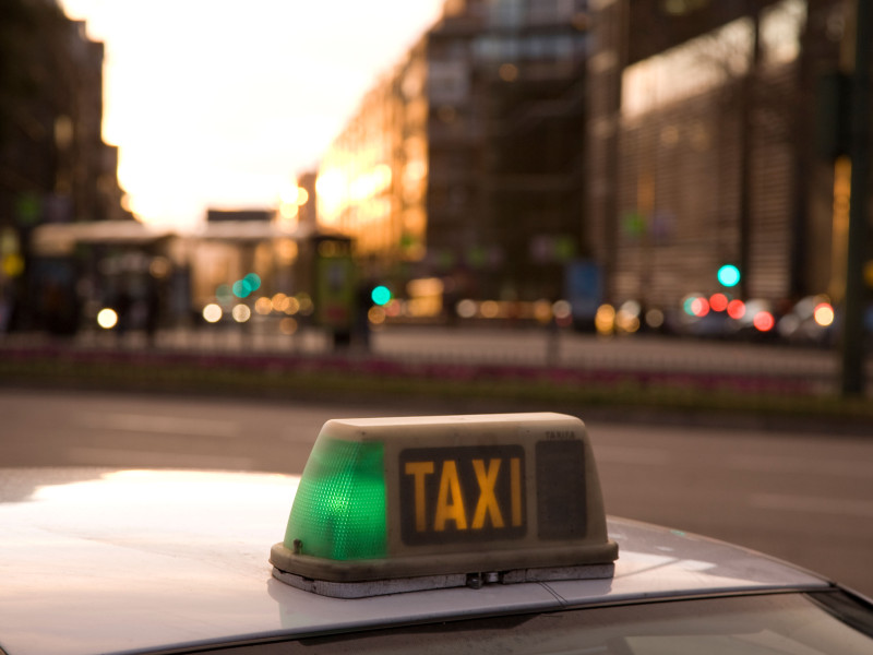 Taxi en las calles de Madrid, España