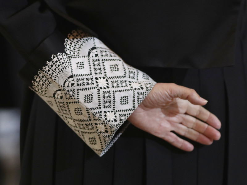 (Foto de ARCHIVO)Imagen de la mano de un juez, con la toga negra que visten en las vistas orales.EDUARDO PARRA / EUROPA PRESS02/5/2023
