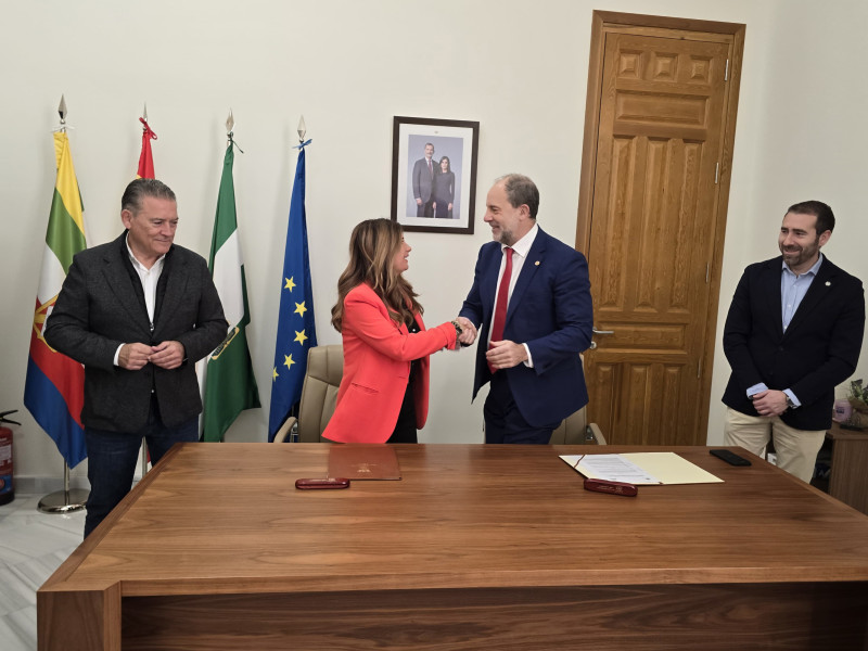 El Rector de la Universidad de Jaén, Nicolás Ruiz, y la alcaldesa de Linares, Auxi del Olmo, han firmado un convenio de colaboración destinado a la cofinanciación del Programa de Becas de Atracción de Talento