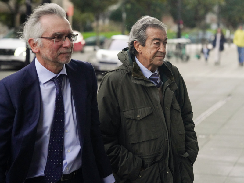 Cascos a la llegada a la Audiencia Provincial de Oviedo