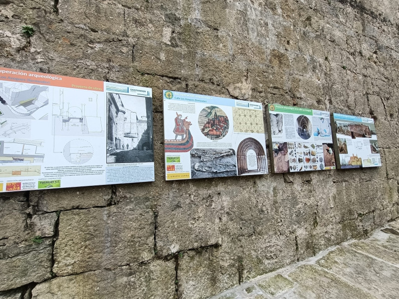 Paneles informativos en el exterior del Bastión de la Catedral de Santander