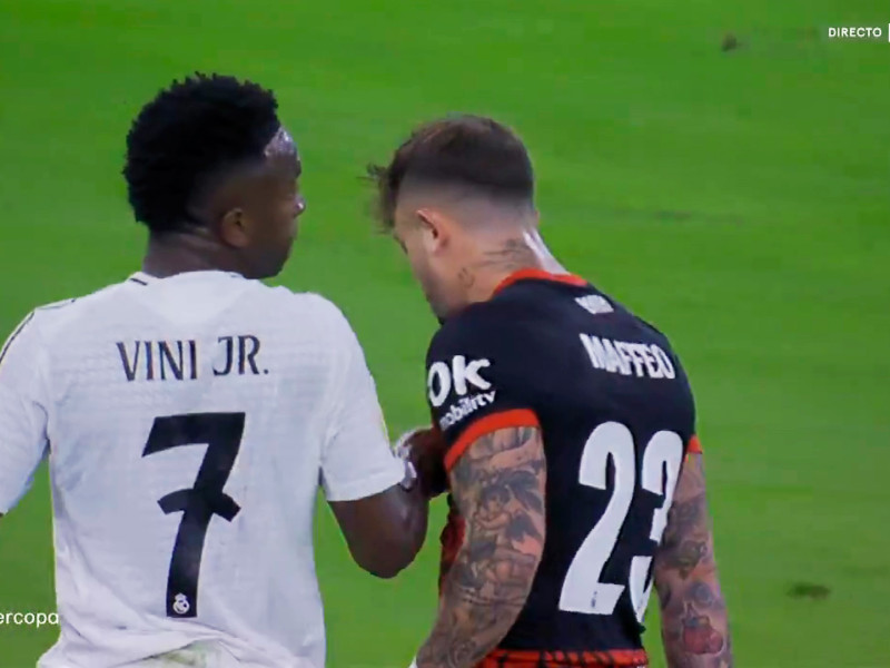 'Toquecito' de Vinicius a Maffeo en la primera acción entre ambos durante el Real Madrid-Mallorca