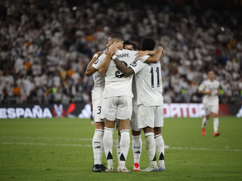 Los jugadores del Real Madrid celebran el segundo gol de su equipo durante el partido de semifinales de la Supercopa de España