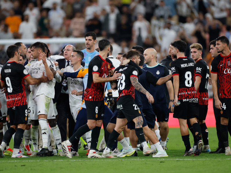 Imagen de la tángana entre jugadores del Real Madrid y del Mallorca al término del partido, en la Supercopa de España