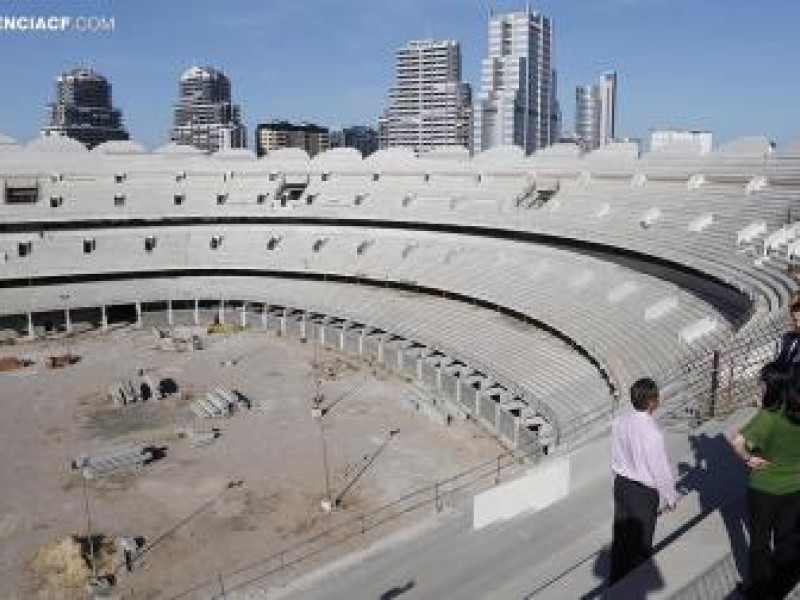 Peter Lim visita las obras del estadio