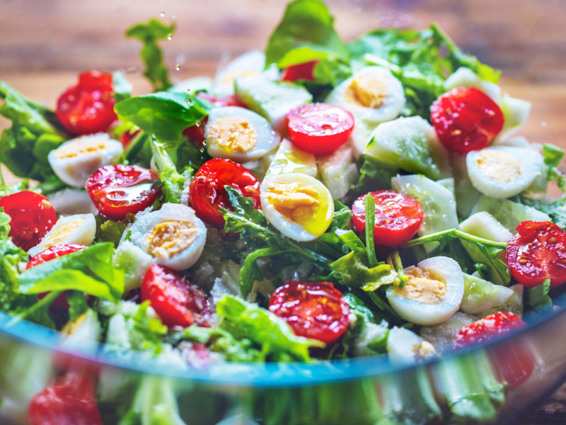 Ensalada dietética con lechuga, tomates cherry, pepino y huevos de codorniz