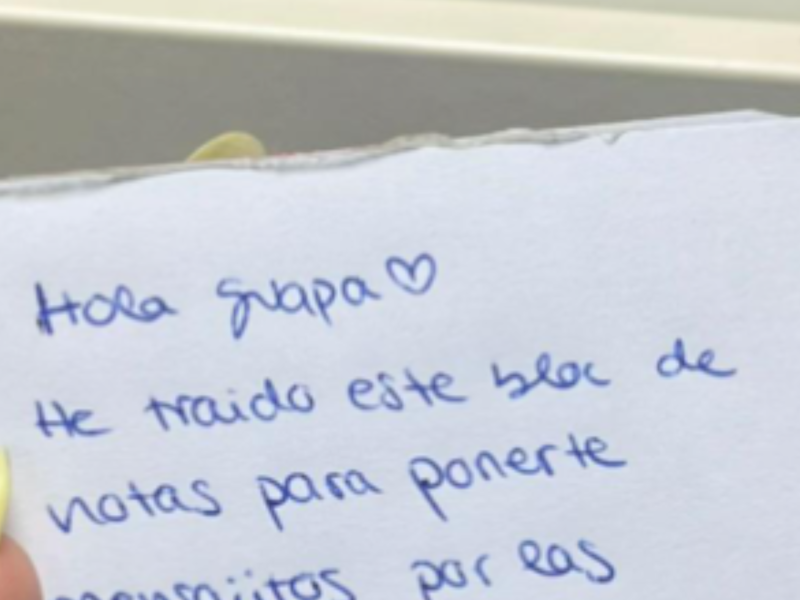 Una de las notas que le deja en la taquilla