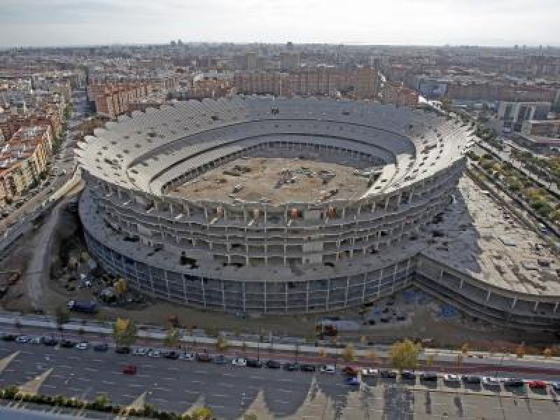 Esqueleto del estadio tras las paralización de las obras