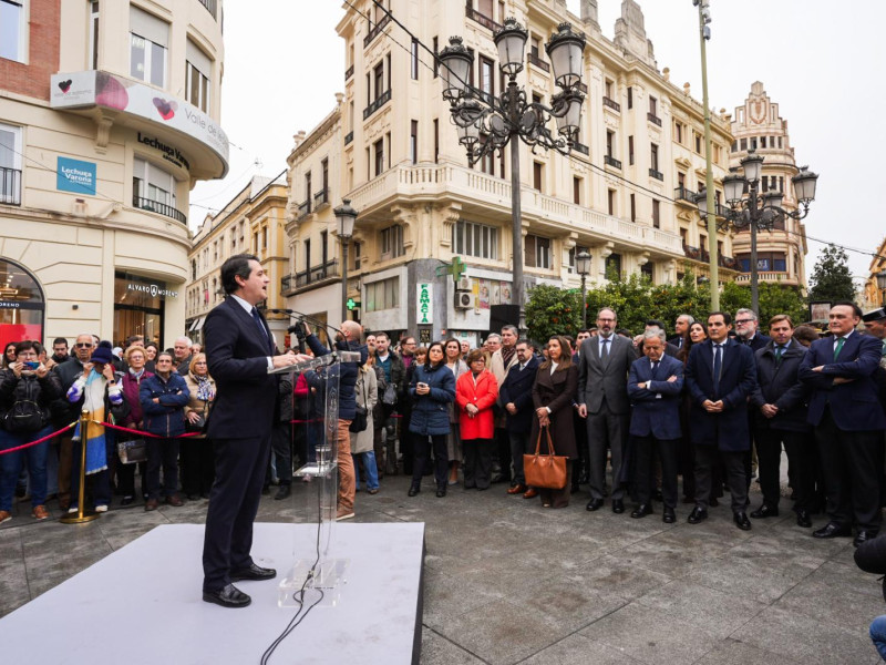 Juanma Moreno y José María Bellido inauguran una escultura para conmemorar el Día de la Bandera de Andalucía