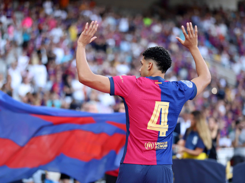 Ronald Araujo saluda a la afición del Barcelona durante la presentación del equipo.