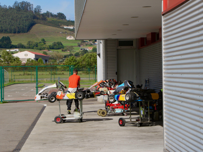 Un trabajador de una empresa de karting en Oviedo