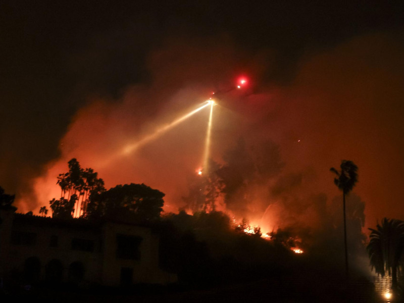 Un helicóptero de los bomberos en Los Ángeles, California