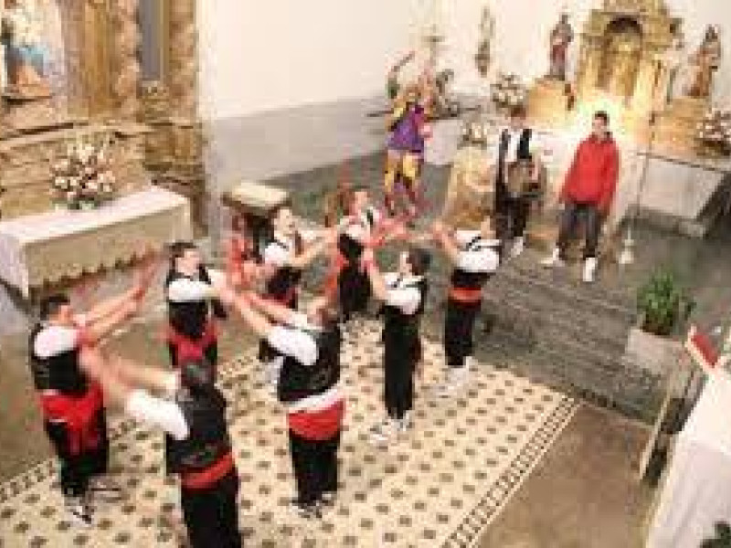 La muestra más completa de la danza del paloteo se realiza en en el interior de la iglesia