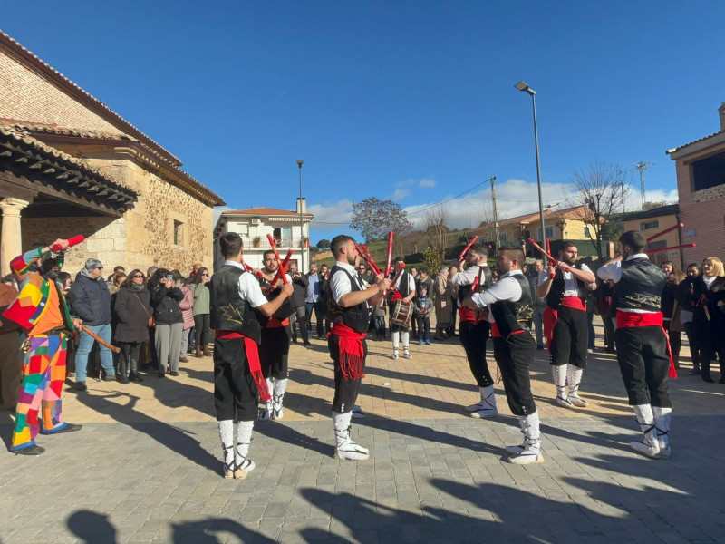 Los palos blandidos por los danzantes son de madera de espino pintados de rojo