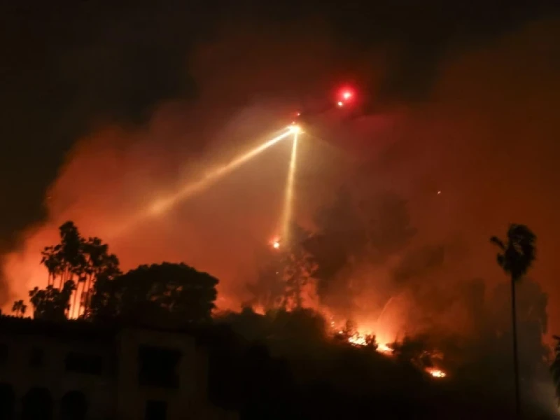 Un helicóptero de los bomberos en Los Ángeles, California