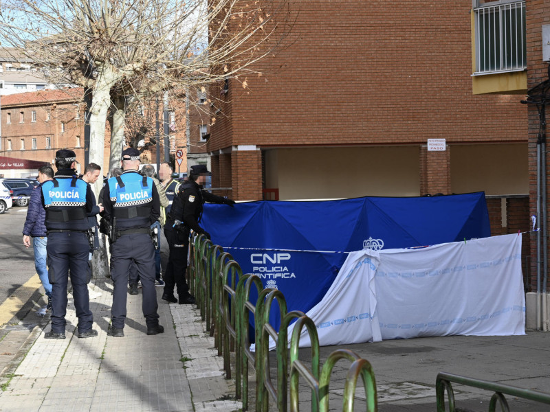 PALENCIA, 11/01/2025.- Efectivos policiales en las inmediaciones del lugar en el que un menor de edad ha matado, presuntamente, este sábado en plena calle a puñaladas a su padre en Palencia. EFE/ Almudena Álvarez