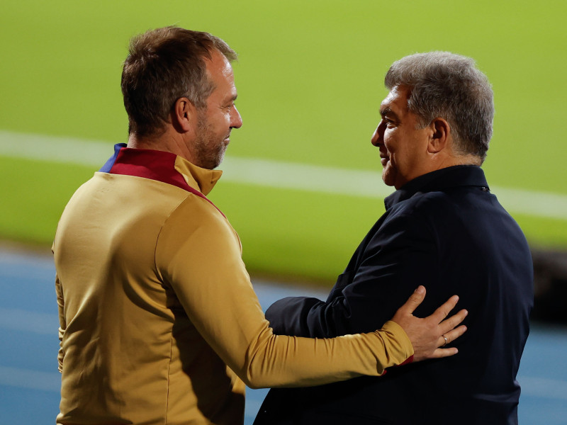 Joan Laporta y Hansi Flick, antes del entrenamiento previo a la final de la Supercopa