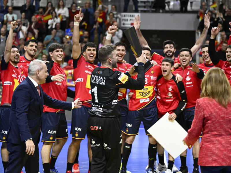 Los jugadores de España levantan el trofeo tras su victoria en el TIE.